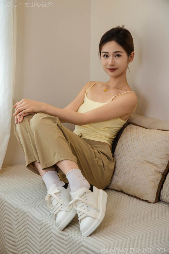 足愉心 NO.052 沐晴（搭配：白色吊带、棕色长裤、白色丝袜、运动鞋、裸足）[115P/2V/13.9GB]插图2