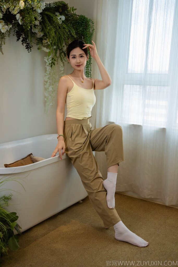 足愉心 NO.052 沐晴（搭配：白色吊带、棕色长裤、白色丝袜、运动鞋、裸足）[115P/2V/13.9GB]插图