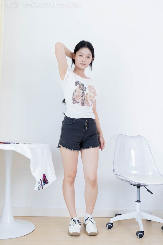 物恋传媒 NO.2470 芙芙-运动鞋、白棉袜、裸足[150P/1V/3.22GB]插图1