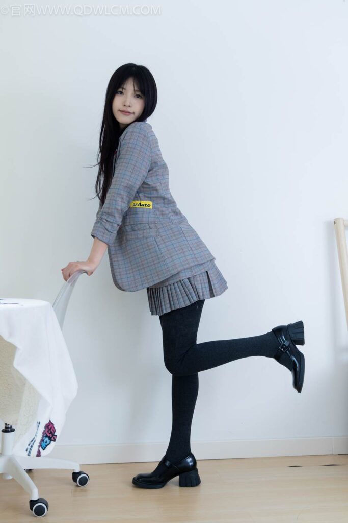 物恋传媒 NO.2479 茯苓-皮鞋、厚灰连裤棉袜[160P/1V/4.55GB]插图2