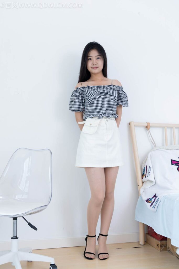 物恋传媒 NO.2484 芋头-三双高跟凉鞋、薄肉丝、裸足[151P/1V/6.47GB]插图1