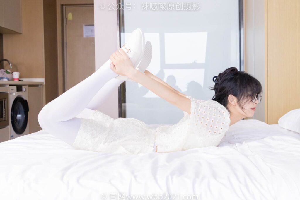 [BoBoSocks袜啵啵]NO.421 奶油-皮鞋、厚白丝、瑜伽动作时老头乐挠脚剧情[140P/1V/6.20GB]插图3