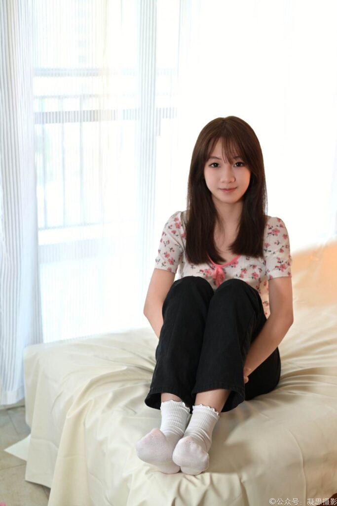 凝思摄影 NO.013 铃铃-T恤、短白袜、平底鞋[139P/1V/4.08GB]插图4