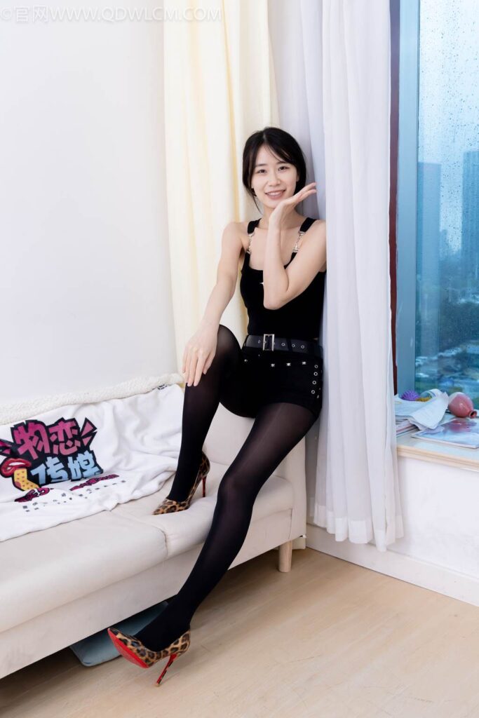 物恋传媒 NO.2486 菜菜-高跟鞋、厚黑丝、裸足[284P/1V/6.02GB]插图2