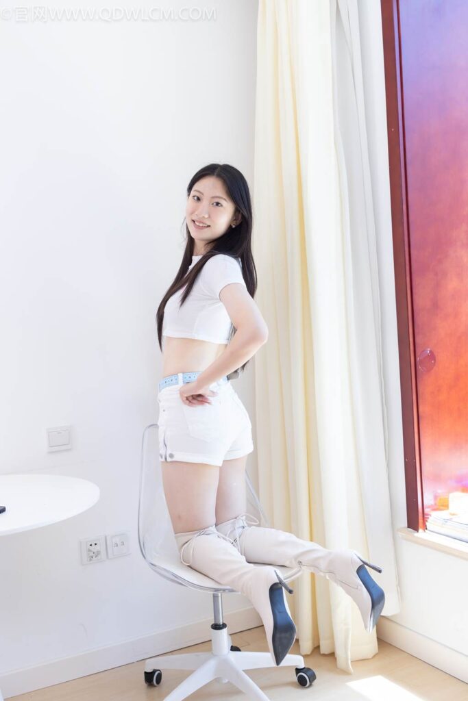 物恋传媒 NO.2488 奶糖-高跟长靴、白棉袜、裸足[180P/1V/3.73GB]插图1