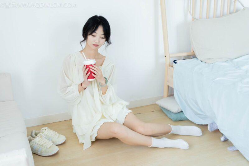 物恋传媒 NO.2489 南南-板鞋、白棉袜、裸足[150P/1V/3.47GB]-无料摄影圈