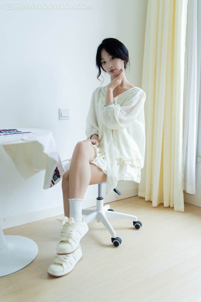 物恋传媒 NO.2489 南南-板鞋、白棉袜、裸足[150P/1V/3.47GB]插图3