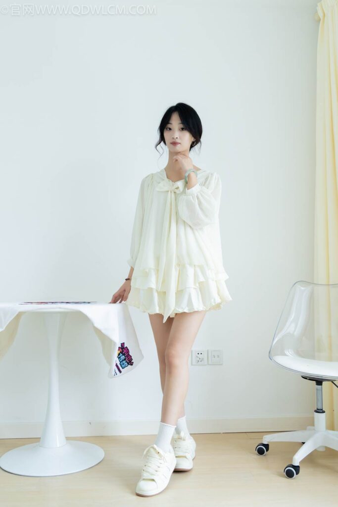 物恋传媒 NO.2489 南南-板鞋、白棉袜、裸足[150P/1V/3.47GB]插图2