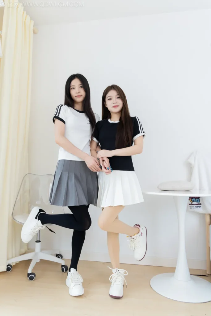 物恋传媒 NO.2498 茯苓&闪闪-两双板鞋、厚黑丝、厚肉丝[160P/1V/6.66GB]插图2