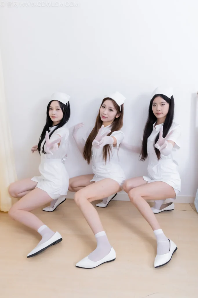 物恋传媒 NO.2500 茯苓&泡泡&橙子-平底鞋、短白丝、护士服、白丝[285P/1V/9.97GB]插图2