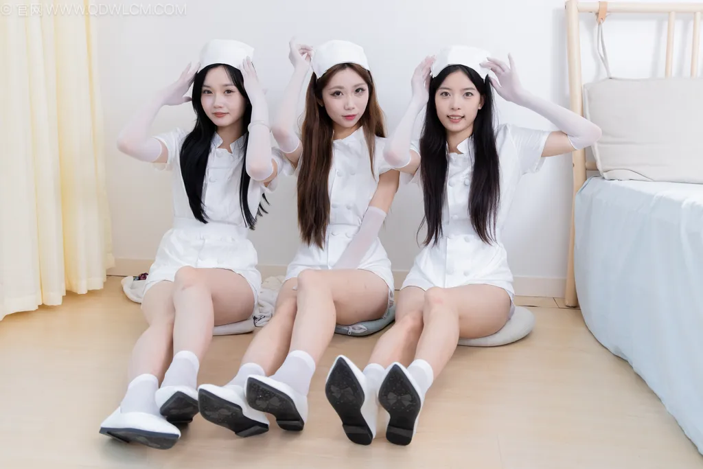 物恋传媒 NO.2500 茯苓&泡泡&橙子-平底鞋、短白丝、护士服、白丝[285P/1V/9.97GB]插图3