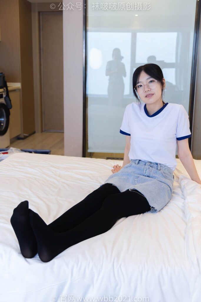 [BoBoSocks袜啵啵]NO.447 小甜豆 平底鞋、厚黑丝、踩方便面、圣女果、橘子、巧克力蛋糕剧情[140P/1V/7.23GB]插图3