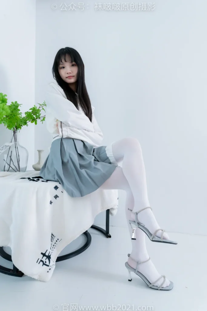 [BoBoSocks袜啵啵]NO.468 甜甜圈-高跟凉鞋、厚白丝、裸足、丝袜和裸足踩蓝莓剧情[150P/1V/7.57GB]插图2