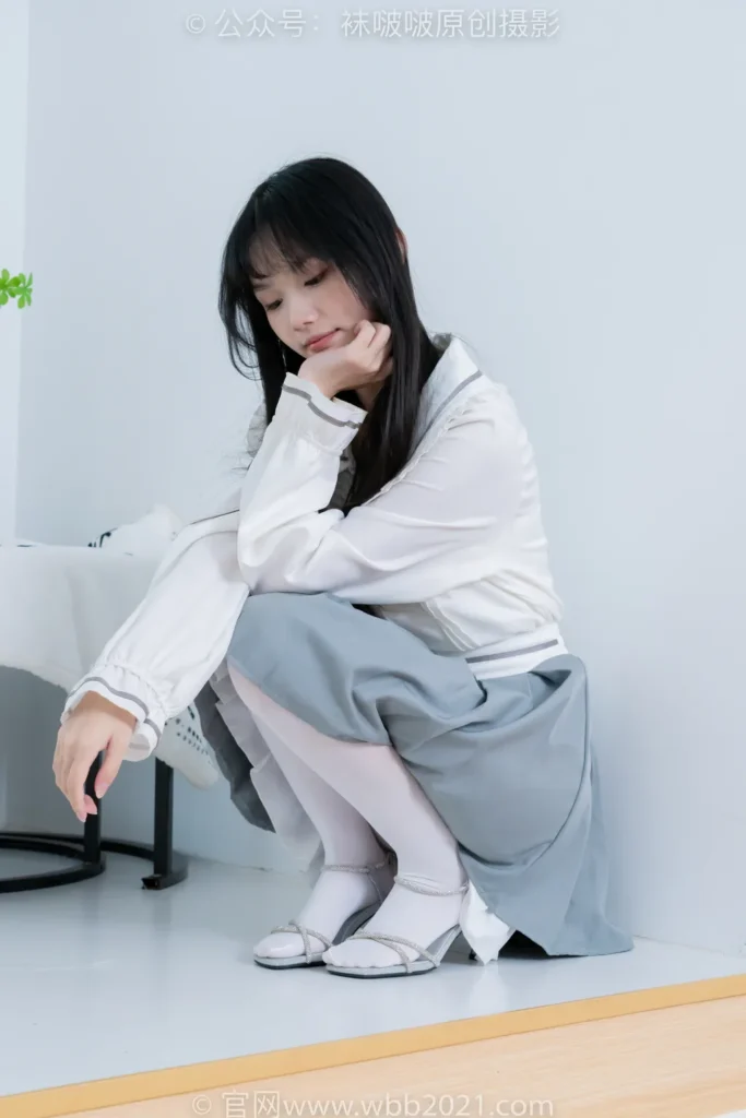 [BoBoSocks袜啵啵]NO.468 甜甜圈-高跟凉鞋、厚白丝、裸足、丝袜和裸足踩蓝莓剧情[150P/1V/7.57GB]插图1