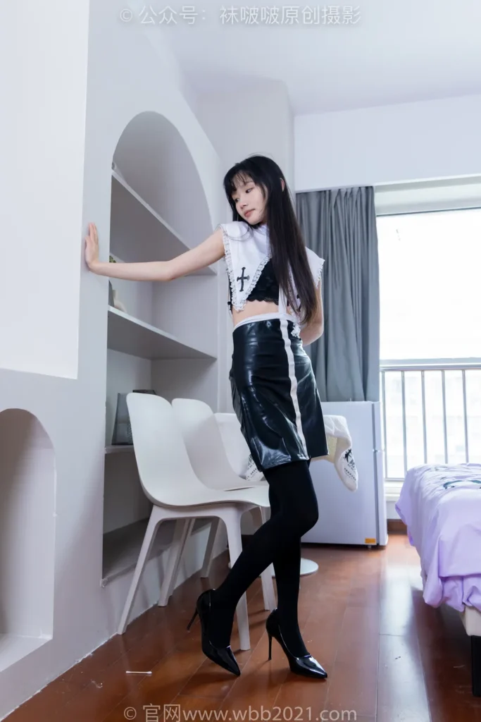 [BoBoSocks袜啵啵]NO.477 甜甜圈 高跟鞋、高跟凉鞋、厚黑丝、白丝、裸足、穿鞋和丝袜踩小汽车小人军团巨大娘剧情[150P/1V/6.50GB]插图1