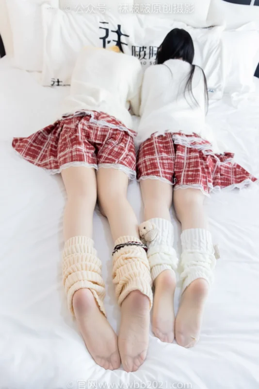 [BoBoSocks袜啵啵]NO.484 小甜豆甜甜圈-两双板鞋、油亮肉丝、堆堆袜套、白棉袜、脚对脚 斗脚 手互相挠脚剧情[172P/1V/7.44GB]-无料摄影圈