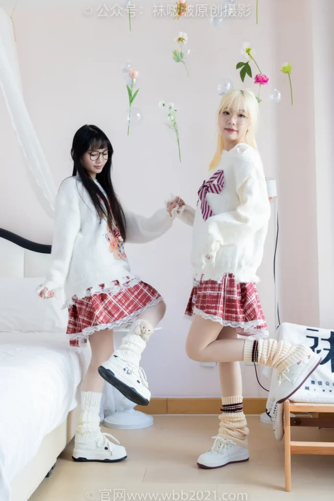 [BoBoSocks袜啵啵]NO.484 小甜豆甜甜圈-两双板鞋、油亮肉丝、堆堆袜套、白棉袜、脚对脚 斗脚 手互相挠脚剧情[172P/1V/7.44GB]插图1