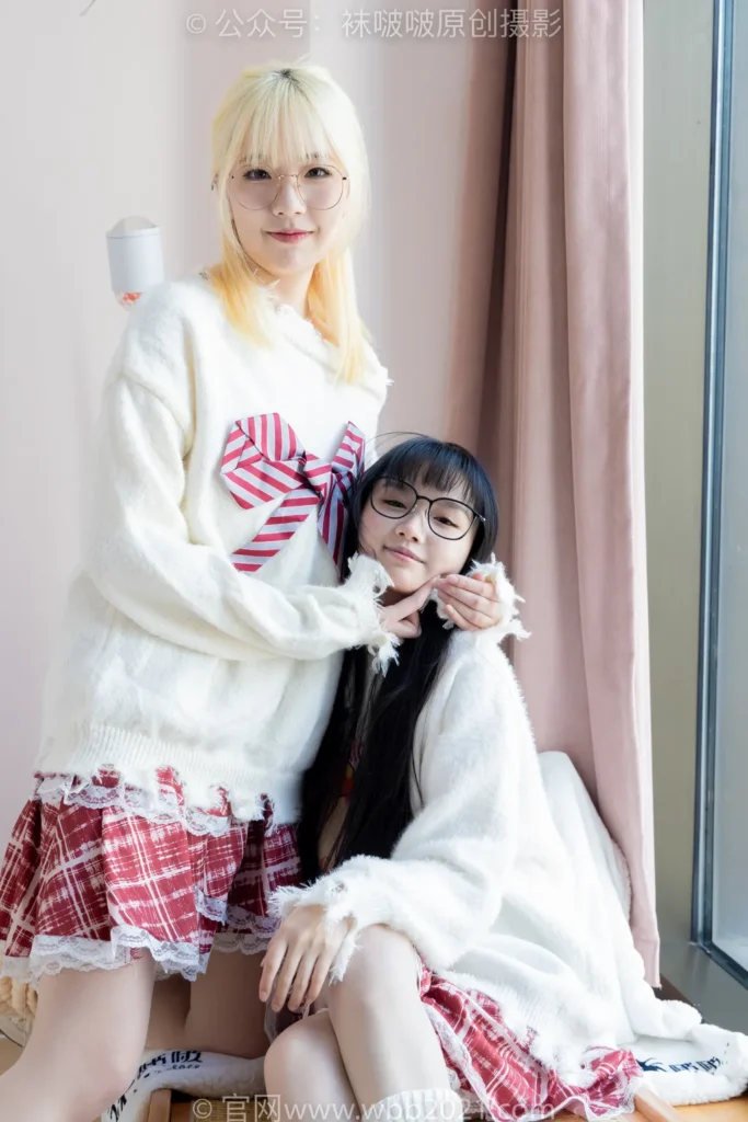 [BoBoSocks袜啵啵]NO.484 小甜豆甜甜圈-两双板鞋、油亮肉丝、堆堆袜套、白棉袜、脚对脚 斗脚 手互相挠脚剧情[172P/1V/7.44GB]插图2