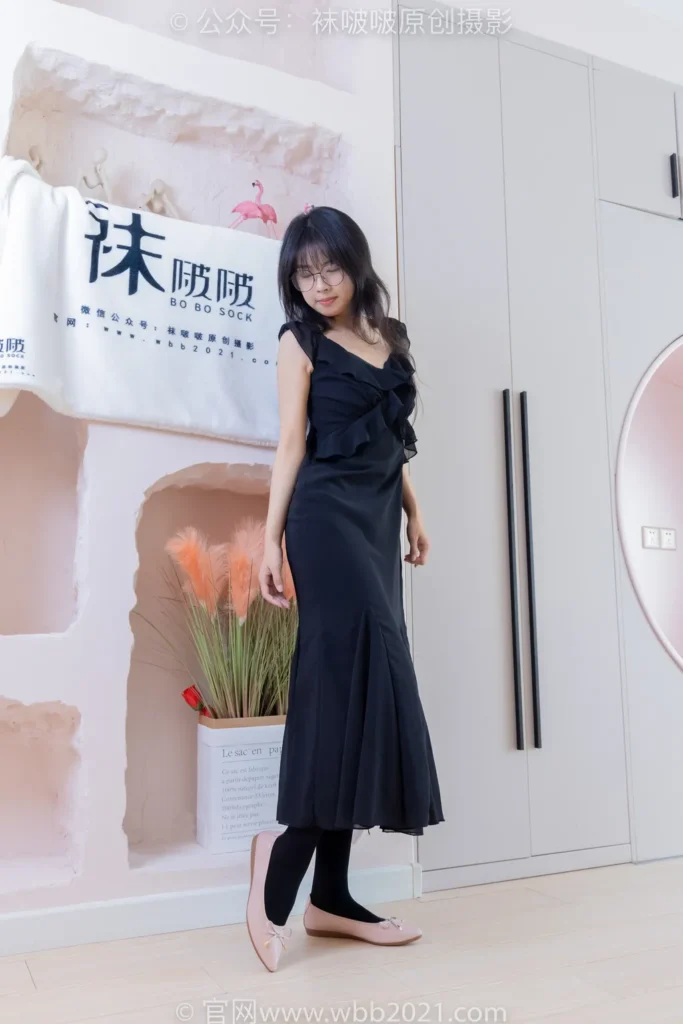 [BoBoSocks袜啵啵]NO.511 奶油-平底鞋、厚黑丝、做瑜伽动作时老头乐挠脚剧情[140P/1V/5.67GB]插图1