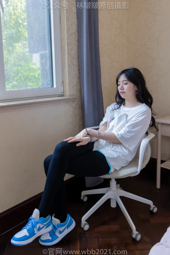 [BoBoSocks袜啵啵]NO.516 小甜豆-板鞋、厚黑色踩脚裤袜、白棉袜[145P/1V/7.18GB]插图2