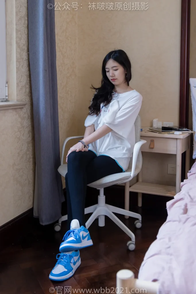 [BoBoSocks袜啵啵]NO.516 小甜豆-板鞋、厚黑色踩脚裤袜、白棉袜[145P/1V/7.18GB]插图1