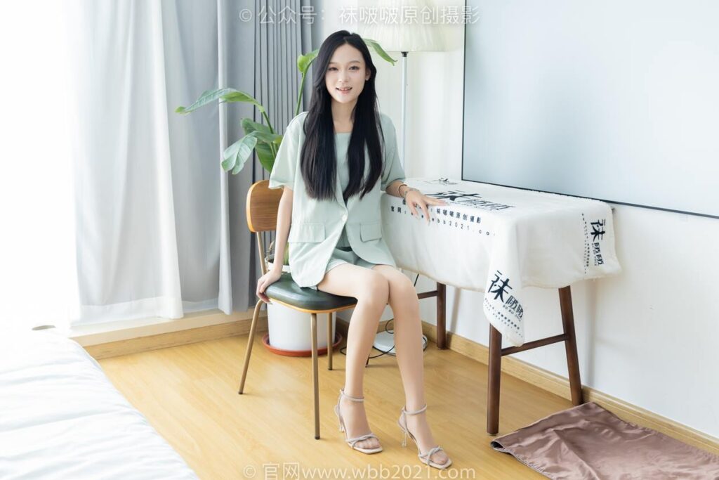 [BoBoSocks袜啵啵]NO.526 焦糖-三双高跟鞋、薄肉丝（脚尖透明款）、裸足（红色美甲）（花絮版）[145P/1V/6.00GB]插图2