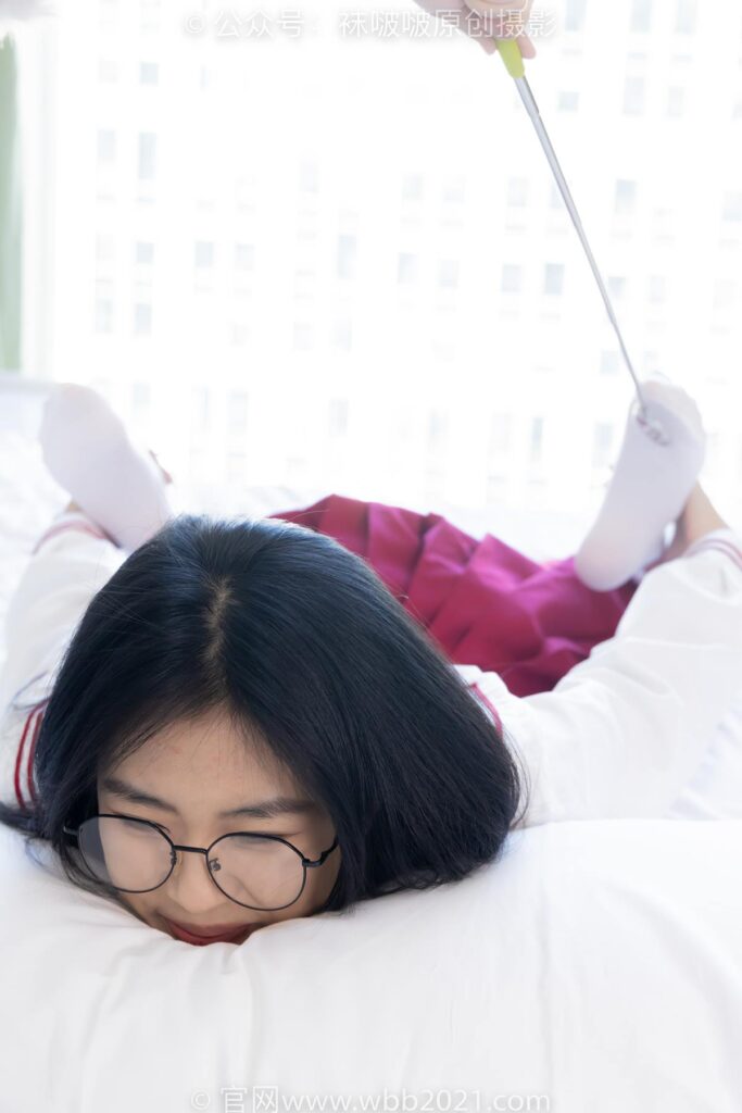 [BoBoSocks袜啵啵]NO.545 奶油-白色马丁靴、厚白丝、jk制服、瑜伽动作时用老头乐挠脚剧情[144P/1V/5.08GB]插图3