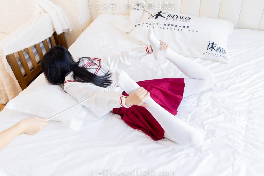 [BoBoSocks袜啵啵]NO.545 奶油-白色马丁靴、厚白丝、jk制服、瑜伽动作时用老头乐挠脚剧情[144P/1V/5.08GB]插图2