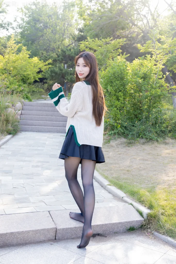 物恋传媒 NO.2509 泡泡-高跟鞋、油亮薄黑丝、户外草地丝袜[180P/1V/5.71GB]插图1