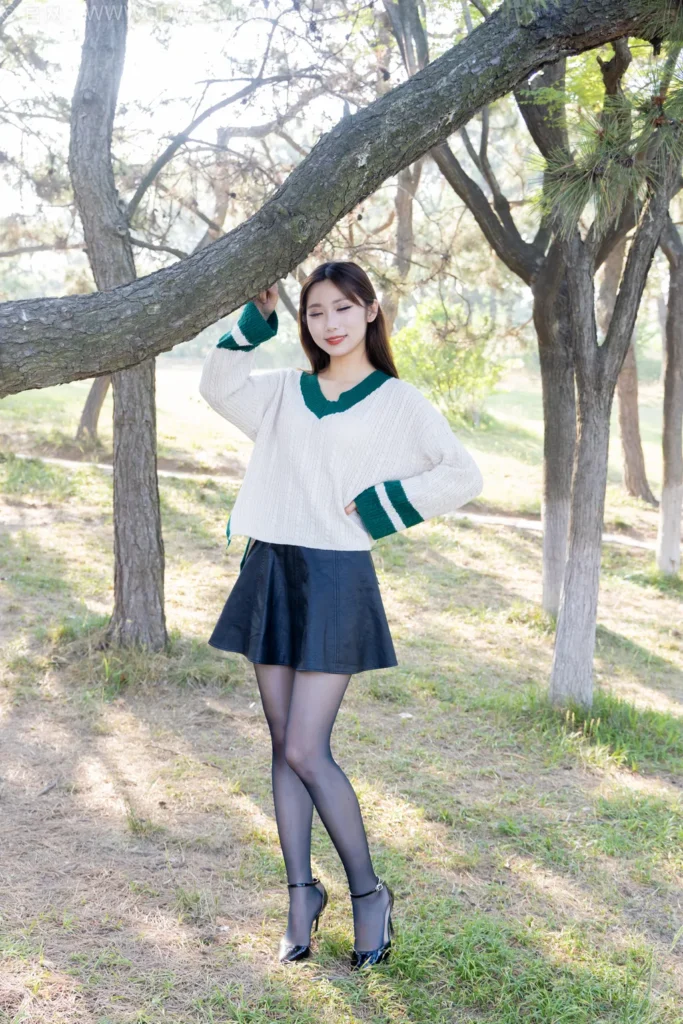 物恋传媒 NO.2509 泡泡-高跟鞋、油亮薄黑丝、户外草地丝袜[180P/1V/5.71GB]插图2