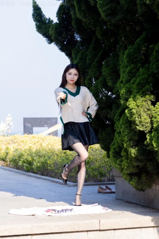 物恋传媒 NO.2509 泡泡-高跟鞋、油亮薄黑丝、户外草地丝袜[180P/1V/5.71GB]-无料摄影圈