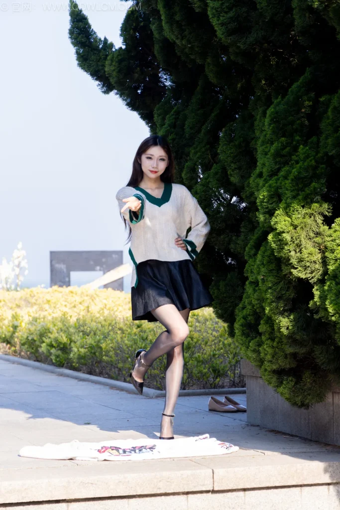 物恋传媒 NO.2509 泡泡-高跟鞋、油亮薄黑丝、户外草地丝袜[180P/1V/5.71GB]插图