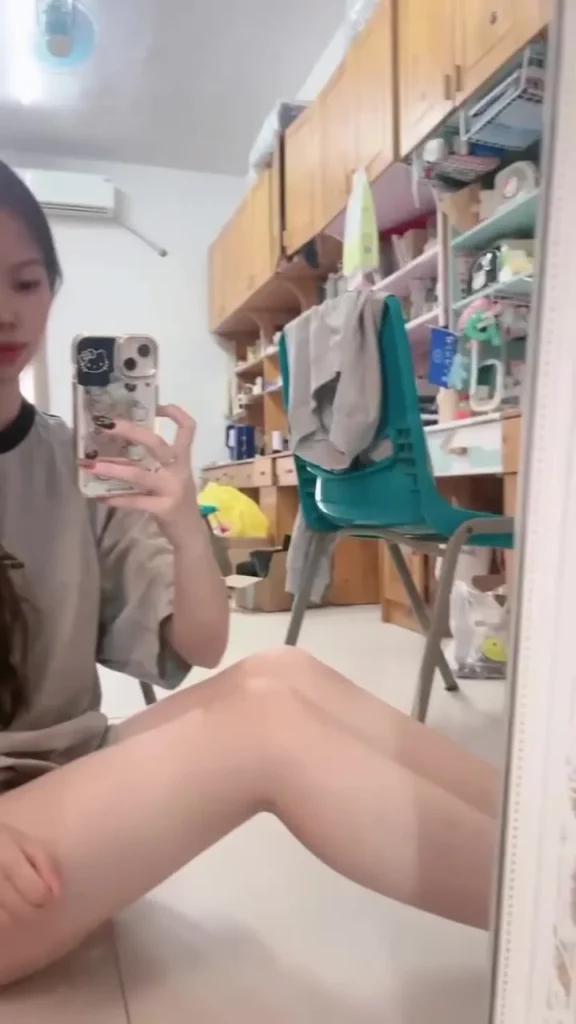 脚模面试脸足同框套路系列-176 大学宿舍 [17V/100M]插图2