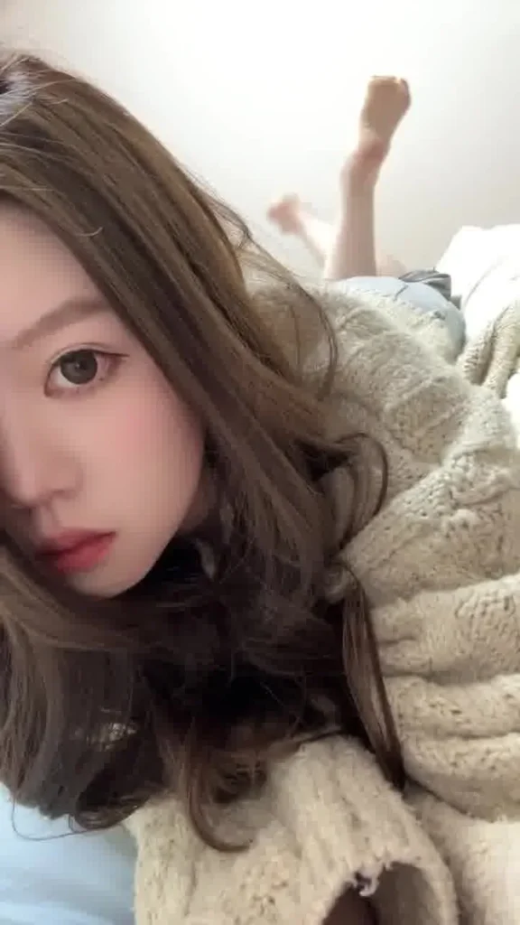 脚模面试脸足同框套路系列-184 金色指甲黑眼眶姐姐 [21V/194M]插图