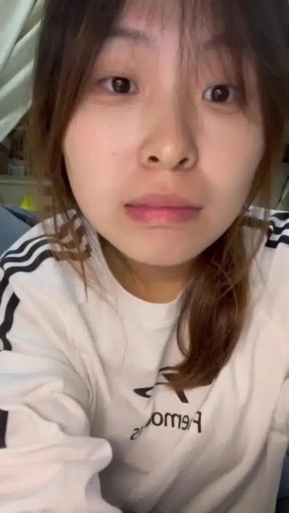 脚模面试脸足同框套路系列-190 女大表情丰富展示脚底[45V/463M]插图2