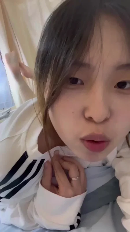 脚模面试脸足同框套路系列-190 女大表情丰富展示脚底[45V/463M]-无料摄影圈