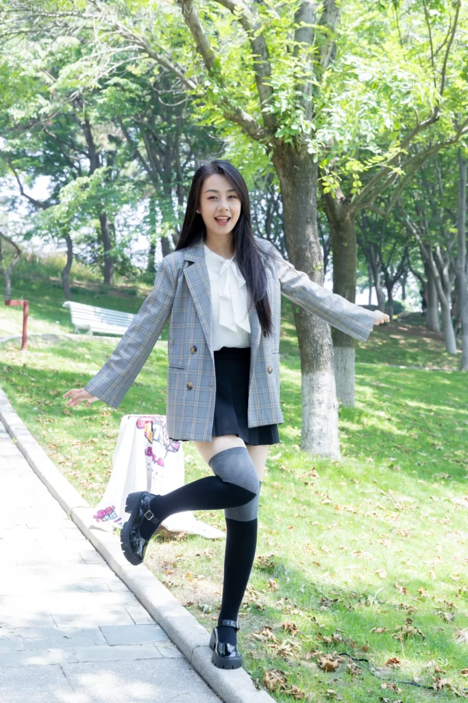 物恋传媒 NO.2511 岚岚-制服、皮鞋、黑灰拼接过膝袜、厚肉丝[200P/1V/6.35GB]插图2