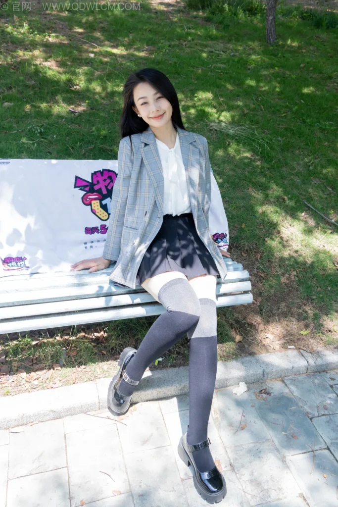 物恋传媒 NO.2511 岚岚-制服、皮鞋、黑灰拼接过膝袜、厚肉丝[200P/1V/6.35GB]插图3