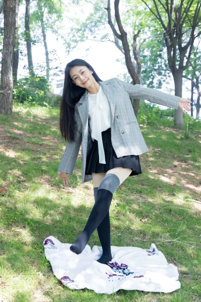 物恋传媒 NO.2511 岚岚-制服、皮鞋、黑灰拼接过膝袜、厚肉丝[200P/1V/6.35GB]插图1