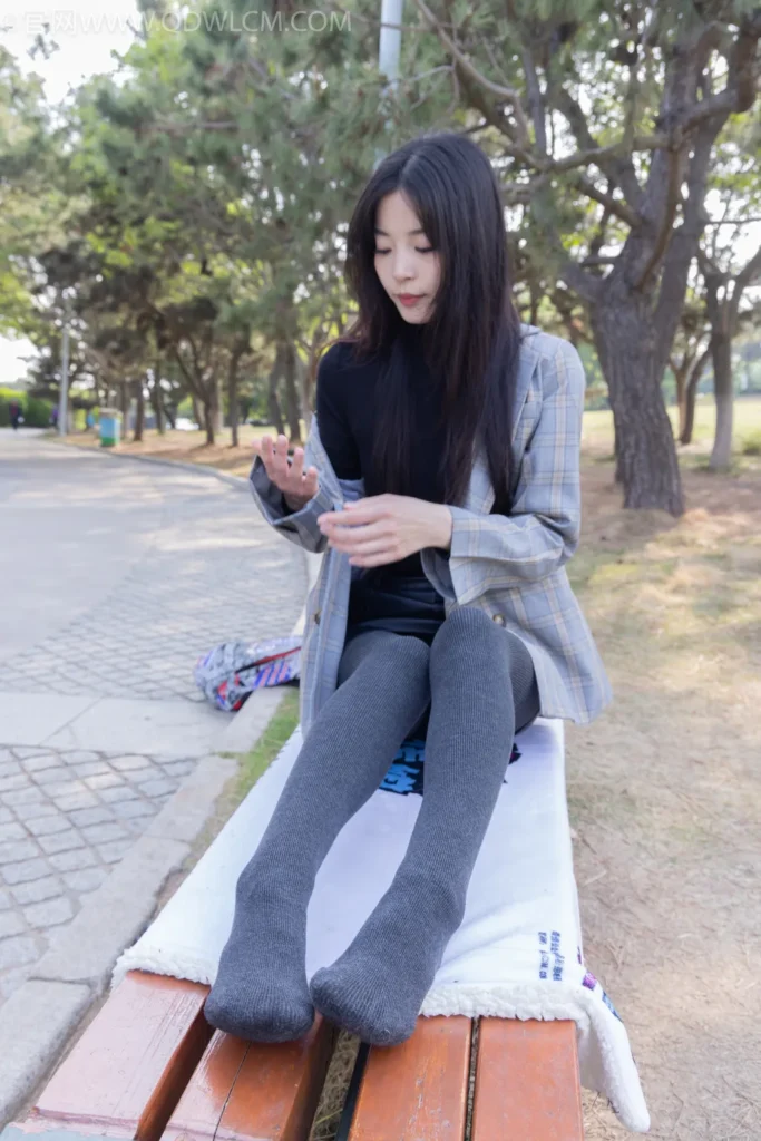 物恋传媒 NO.2517 茯苓-高跟鞋、超厚灰连裤袜[210P/1V/6.36GB]插图