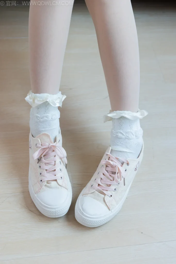 物恋传媒 NO.2520 菜菜-帆布鞋、白棉袜、薄肉丝、睡裙[240P/1V/5.14GB]插图1