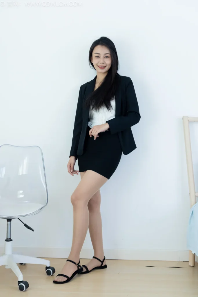 物恋传媒 NO.2523 岚岚-低跟凉鞋、薄肉丝、ol制服[150P/1V/3.32GB]插图