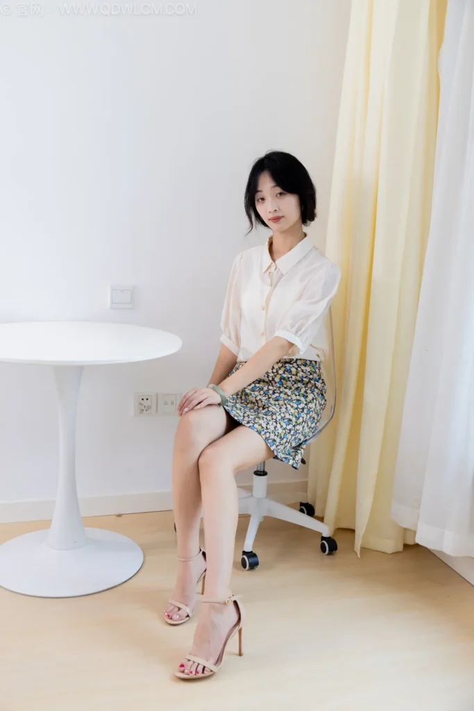 物恋传媒 NO.2526 南南-三双高跟鞋、薄肉丝、裸足[155P/1V/5.00GB]插图1