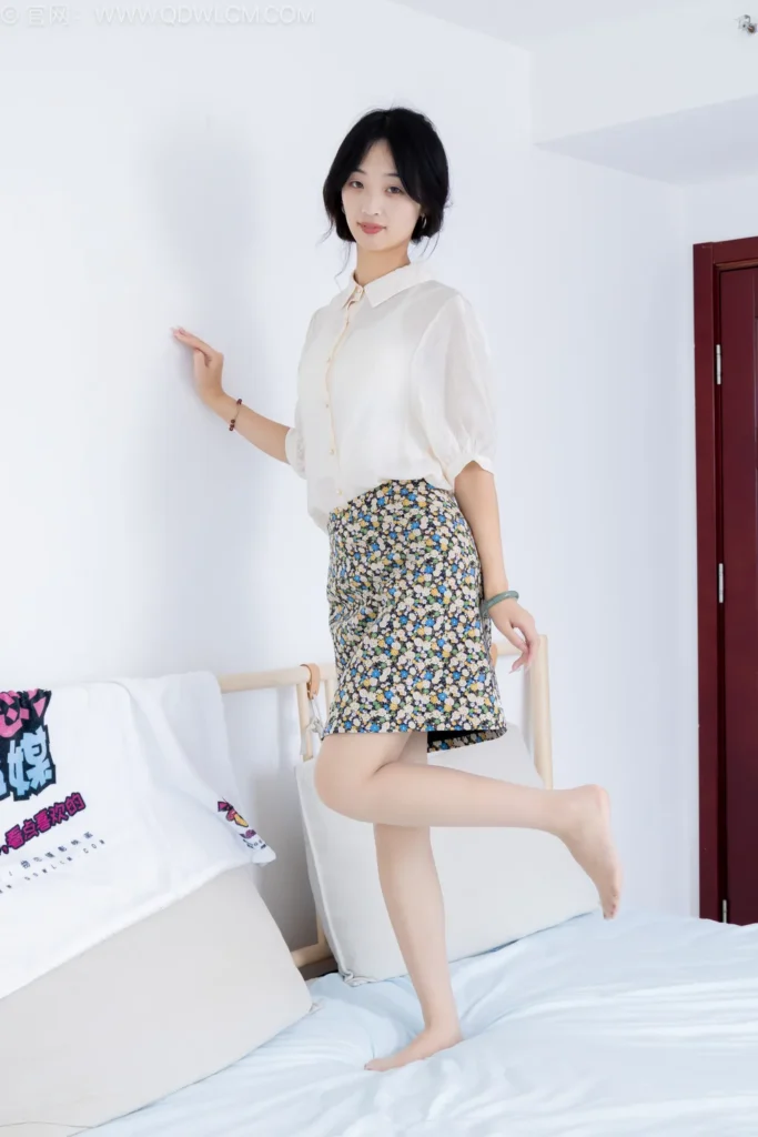 物恋传媒 NO.2526 南南-三双高跟鞋、薄肉丝、裸足[155P/1V/5.00GB]插图