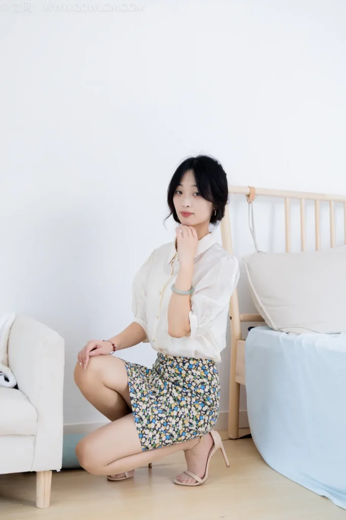 物恋传媒 NO.2526 南南-三双高跟鞋、薄肉丝、裸足[155P/1V/5.00GB]插图3