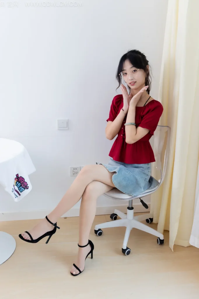 物恋传媒 NO.2530 南南-三双高跟鞋、薄肉丝、裸足[155P/1V/6.04GB]插图2