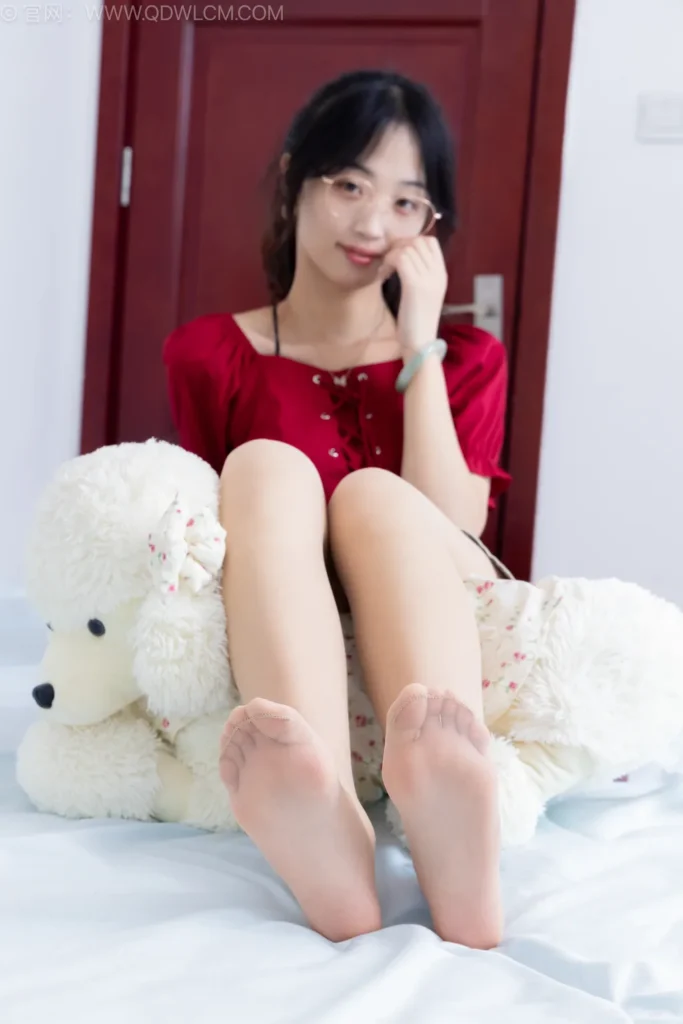 物恋传媒 NO.2530 南南-三双高跟鞋、薄肉丝、裸足[155P/1V/6.04GB]插图