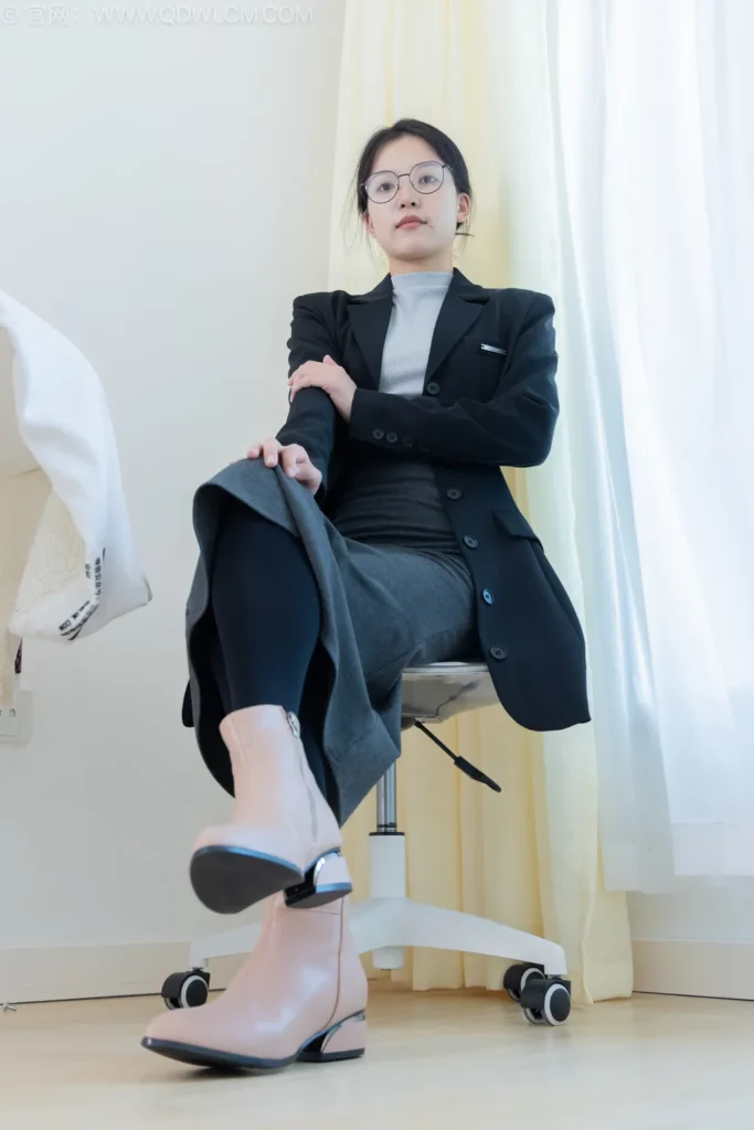 物恋传媒 NO.2533 茯苓-短靴、厚黑丝、皮筋绑脚老头乐挠脚[159P/1V/4.04GB]插图2