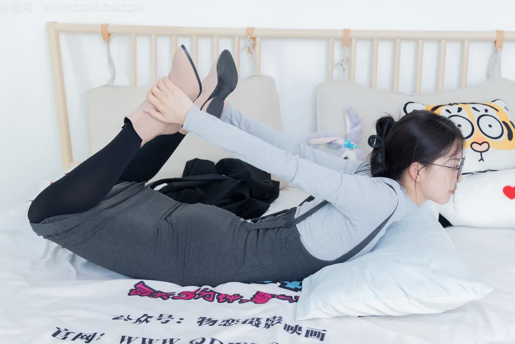 物恋传媒 NO.2533 茯苓-短靴、厚黑丝、皮筋绑脚老头乐挠脚[159P/1V/4.04GB]插图3