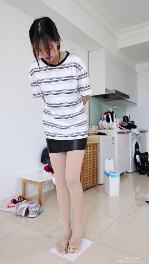 [BoBoSocks袜啵啵]积分限定作品 NO.001 小甜豆-平底鞋、厚黑丝、厚肉丝、踩东西剧情[44P/1V/814MB]插图3
